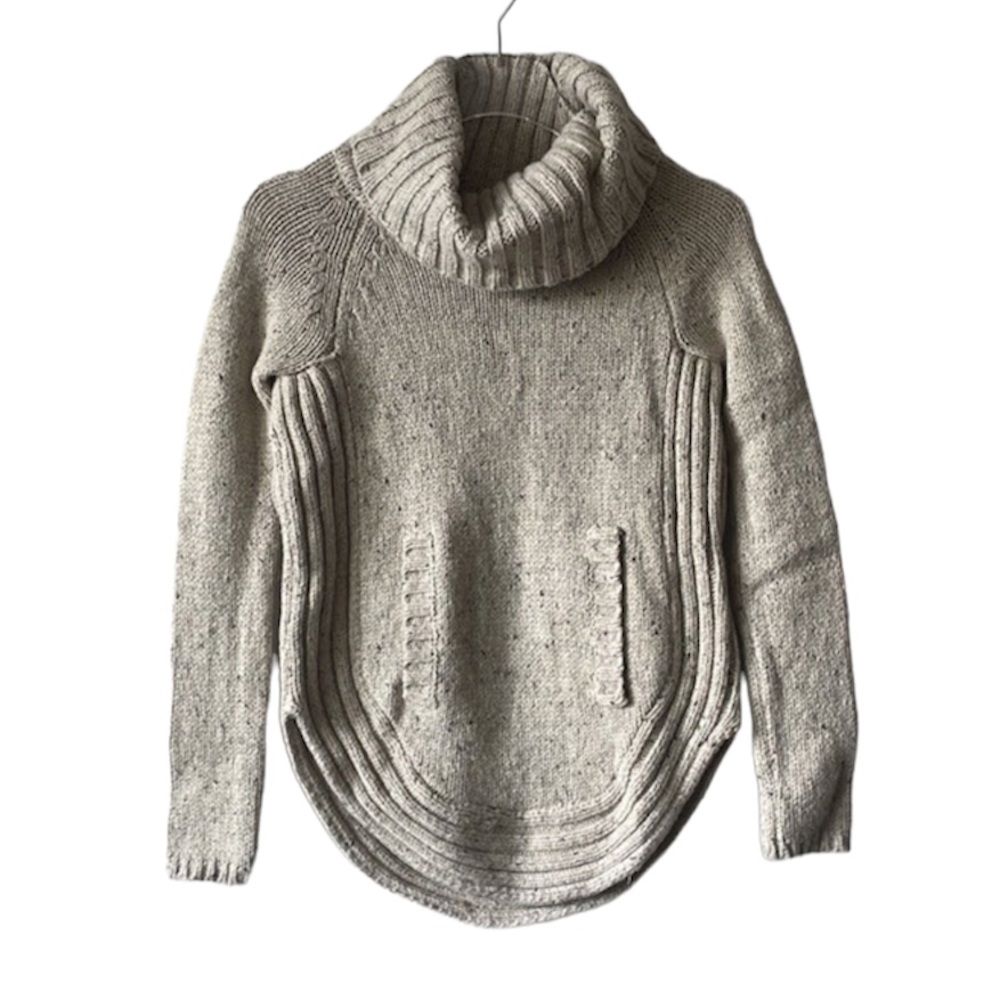 🍉 10 for $15 🍉 Beige sweater with pocket thick cable knit luxurious